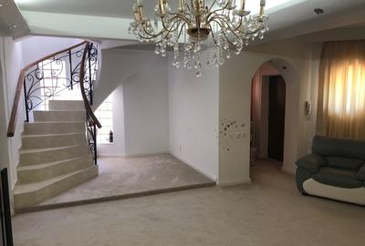 Casă individuală cu 7 camere cu Canalizare în Apărătorii Patriei - 25