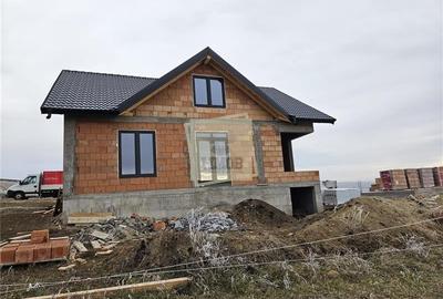 Casa cu 4 camere 2 bai 180 mpu in zona Sura Mare