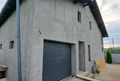 Casă cu Teren 400 Mp în Central - 2