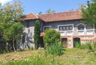 Casă cu Teren 1366 Mp în Central - 2