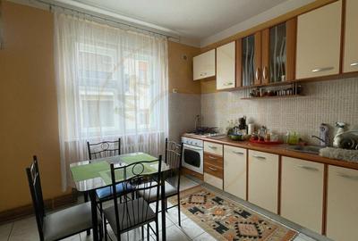 De Vanzare apartament in casa, Central - 3