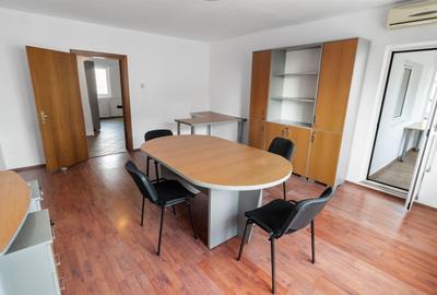 Apartament cu 3 camere semidecomandat, mobilat în Unirii