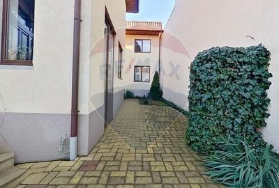 Casă cu 7 camere cu Teren 300 Mp în Domenii - 2