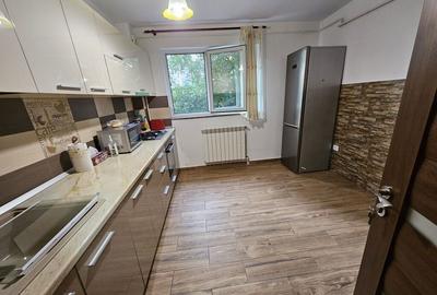 Inchiriez apartament cu doua camere, decomandat, in Micro 20 - 1