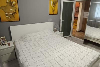 //3 CAMERE// MALU ROSU// - 7