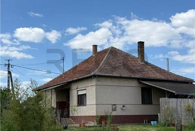 Casă cu 3 camere în Parhida