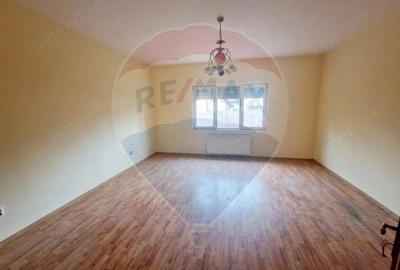 Casă cu 8 camere cu Teren 536 Mp în 1 Mai - 9
