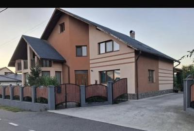 Casa superba intr-o zona linistita - 4 dormitoare, 3 bai, living spatios si grad - 20