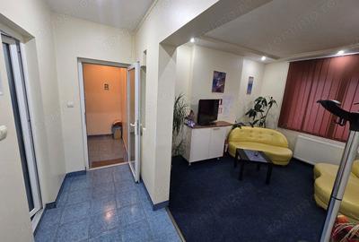Spațiu comercial, de 68 mp, în Central - 4