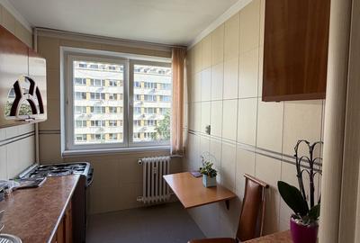 Apartament cu 3 camere semidecomandat în Vatra Luminoasă