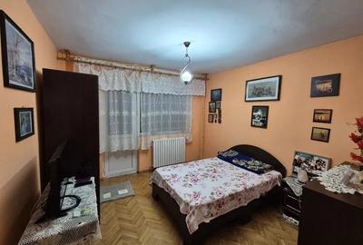 Apartament cu 2 camere semidecomandat, mobilat în Podu Roș