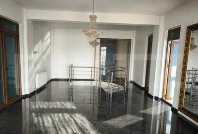 Casă cu 7 camere cu Teren 970 Mp în Central