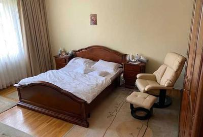 Casă cu 8 camere cu Teren 1445 Mp în Păulești - 2