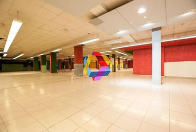 Spațiu comercial, de 3,000 mp, în Centrul Civic