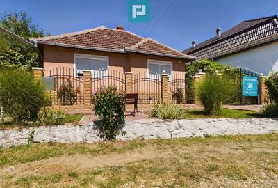 Casă cu 4 camere cu Teren 1393 Mp în Șiria