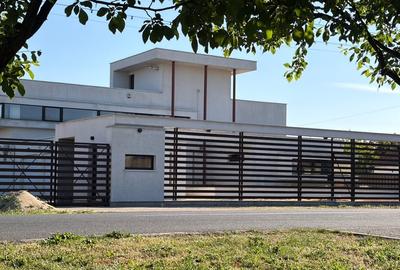Casă individuală cu 7 camere cu Teren 3000 Mp în Micălaca - 1