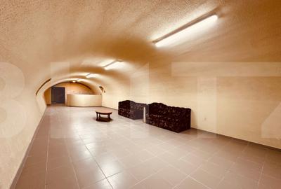 Casa spatioasa cu 5 dormitoare, doua bucatarii si teren de 1 - 2