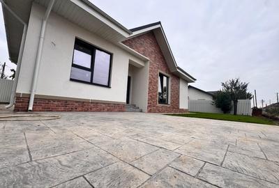 Casa - 4 camere - Canalizare/Apa - Asfalt - Gaze/Curent - Darza Crevedia Casa - 4 camere - Canalizare/Apa - Asfalt - Gaze/Curent - Darza Crevedia - 3