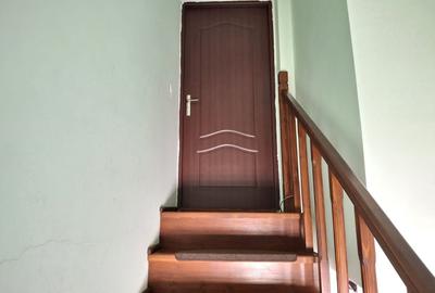 Casă individuală cu 8 camere cu Canalizare în Central - 16