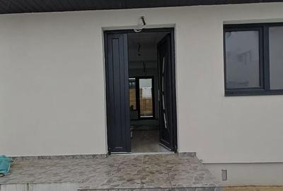 Casă cu 4 camere cu Teren 300 Mp în Central - 1