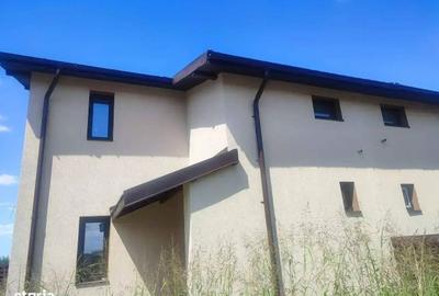 Casă cu 3 camere cu Teren 300 Mp în Central