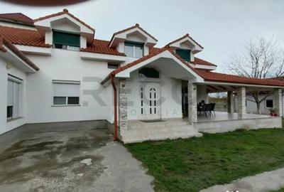 Casă cu 7 camere cu Teren 2203 Mp în Sântion - 1