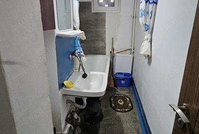 Apartament cu 3 camere semidecomandat în Km 5 - 3