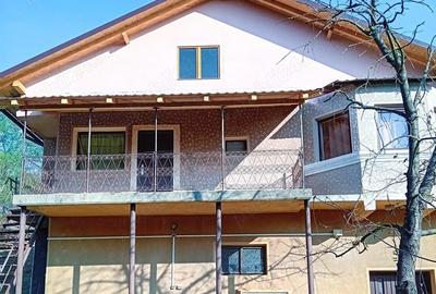 Casa 4 Camere, P+1 si Teren Aferent - 1