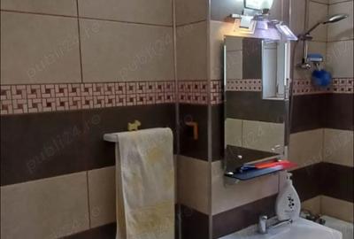 Vand apartament decomandat , cu doua camere ?i doua balcoane , la etaj 2 - 6