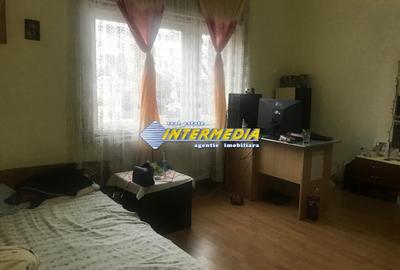 Casă individuală cu 3 camere decomandat cu Canalizare în Central