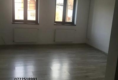 Apartament cu 3 camere semidecomandat în Unirii