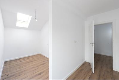 Despartit prin casa scarii! Zona buna! Asfalt! Toate utilitatile! - 5