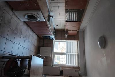 Apartament cu 3 camere decomandat în Micro 6 - 8