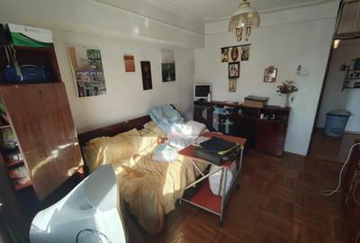 Apartament cu 4 camere decomandat în Nicolina