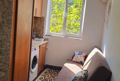 Garsonieră decomandată în Vest