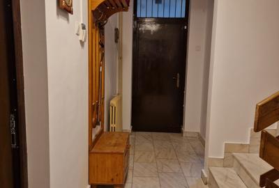 Casă cu 6 camere cu Canalizare în Central