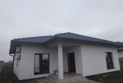 Casă individuală cu 4 camere cu Canalizare în Moșnița Nouă