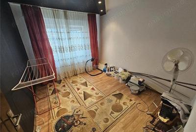 Apartament cu 3 camere decomandat în Micro IV