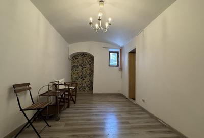 Apartament cu 3 camere semidecomandat în Calea Victoriei