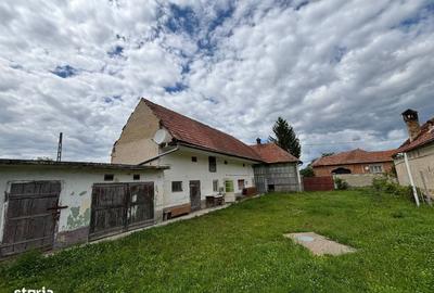 Casă cu 4 camere decomandat în Mândra