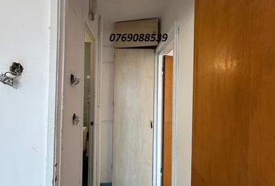 Apartament cu 3 camere semidecomandat în Rahova