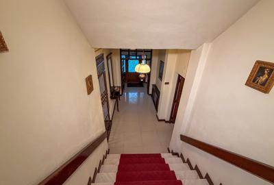 Casă cu 10 camere cu Teren 350 Mp în Central - 2