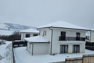Casă cu 4 camere cu Teren 500 Mp în Merghindeal - 2