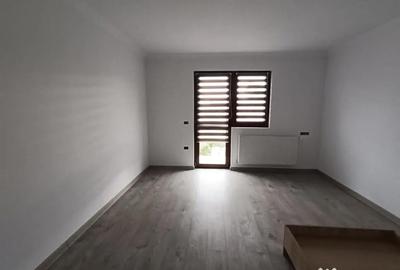 Casă cu 6 camere cu Teren 1000 Mp în Șcheia