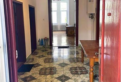 Apartament cu 4 camere în Central - 1