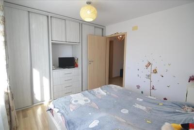 Apartament cu 3 camere decomandat în Tractorul - 4