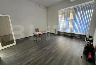 Spațiu comercial, de 60 mp, în Central - 4