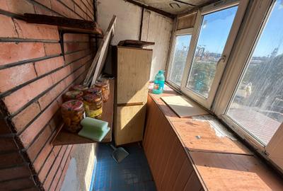 GARA-BCR 3 CAMERE DECOMANDAT 81 MP. 2 BALCOANE, VEDERE PORT, BLOC SOLID AN 1986 - 2