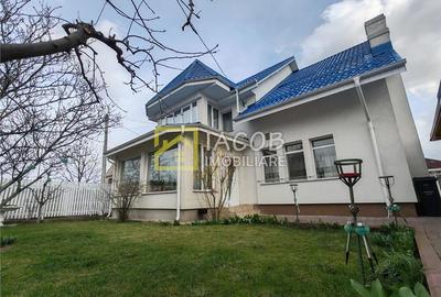 Casă individuală cu 6 camere cu Canalizare în 9 Mai - 11