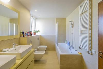 FILM ! Pe armonia a 1.100 mp teren/ gradina, Vila galanta,cu 3 apartamente disti FILM ! Pe armonia a 1.100 mp teren/ gradina, Vila galanta,cu 3 apartamente disti - 4